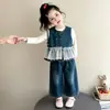 Conjunto de três peças de ganga com renda de abotoamento duplo para meninas coreanas, novo conjunto escolar de outono de 2026, vestuário infantil estiloso para atacado