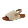 Sandalias peludas de suela gruesa y punta abierta 2026 moda estilo coreano sandalias de exterior con forro de felpa, modelo nuevo con tira trasera, color beige peluche