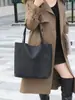 Bolso tote nuevo de gran capacidad para mujer 2026, con diseño de cuero estampado de lichi, un elegante bolso de hombro y un aspecto versátil de alta gama adecuado para el trabajo.