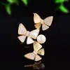 Broche de Borboleta com Concha Novo 2025 Nicho Criativo Estiloso Zircônio Microincrustado Corsage Broche de Pérola de Água Doce Acessórios