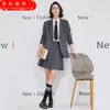 Primavera y otoño 2023 Nuevo traje de manga larga caqui Chaqueta de mujer Camisa Pantalones Falda plisada Traje de cuatro piezas de moda