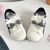 Zapatillas blancas de malla transpirable con lazo, estilo niche para estudiantes, modelo nuevo de verano 2026, zapatos deportivos casuales de suela blanda