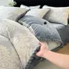 Juego de cuatro piezas de terciopelo de leche engrosado con relieve para otoño e invierno, con ribete de pelo de conejo y detalles de pompones, sábana y funda de edredón de jacquard tridimensional de lujo ligero
