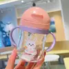 Nuevo vaso para beber para bebé, vaso de plástico con pajita para niños con asa, bola de gravedad, vaso de agua de dinosaurio de dibujos animados para bebé
