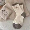 Meias de outono e inverno para mulheres, de comprimento médio até a panturrilha, estilo japonês, com bordado fofo de cachorrinho, grossas e quentes, com textura felpuda e design em blocos de cor
