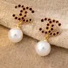 Brincos Pingente Letra Cc Inlaid em Resina com Pérola Imitação e Strass da Qingdao Daiwei Jewelry São Adequados para Uso Diário Feminino