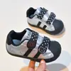 Tênis de Skate Infantil 2026 Outono Meninos e Meninas Dupla Velcros Esportivos Casuais Sapatos de Bebê Gatinho Fofo para Crianças Pequenas Tendência