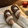 Pantuflas de algodón auténticas de Hello Kitty con lindo estampado de leopardo, cómodas para uso en casa, cálidas y amigables con la piel para otoño e invierno, zapatos peludos para mujer