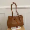 Bolsa tote grande capacidade outono de 2026, bolsa de ombro para o trabalho, bolsa de mão com padrão trançado de nicho, bolsa de cesta trançada feminina