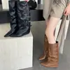 Hebilla de cinturón de cuero versión 2026 nuevo estilo, botas largas de tacón grueso para pantalones y botas de mujer, botas de chica knight calientes europeas y americanas, punta fina