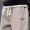 Pantalones Casuales Forrados de Polar para Hombre 2026 Nuevo Estilo Otoño/Invierno Marca de Moda Temperamento Pantalones de Chándal Cálidos Sueltos con Puño Pantalones Largos Deportivos