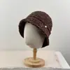 Sombrero de pescador liso de punto grueso estilo coreano para mujer, otoño e invierno, blanco simple, cálido, sombrero tipo cubo de lana que protege los oídos para otoño e invierno