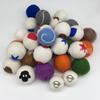 Um grande estoque de produtos de bolas de lã colorida, joias de feltro e outros artesanatos principais