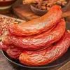 La salchicha roja estilo Harbin, una salchicha ahumada tradicional, es un delicioso bocadillo que se puede disfrutar directamente del paquete, lista para comer después de ser asada a la parrilla sobre carbón.