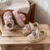 Tênis de Treino para Meninas 2026 Primavera e Outono Novos Tênis Respiráveis com Solado Macio para Meninas Jovens, Sapatos de Princesa com Desenhos de Morango e Cogumelo de Desenho Animado