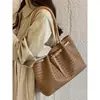 Bolso tote tejido súper popular para mujer, nuevo bolso de moda 2026 para llevar bajo el brazo para el trabajo, bolso de hombro versátil de gran capacidad para el verano