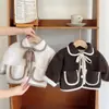Abrigo de Algodón Estilo Coreano para Bebé Invierno 2025 Nuevo Estilo con Forro de Felpa Lana de Cordero Terciopelo de Conejo Engrosado Cálido Ropa de Abrigo de Piel