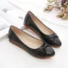 Zapatos de tacón plano para mujer 2026 otoño nuevo estilo zapatos de conducir suela blanda no cansan los pies zapatos de trabajo punta redonda boca poco profunda zapatos para madre de mediana edad