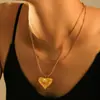 Collar con colgante de amor con cuadros huecos de estilo europeo y americano, chapado en acero inoxidable, oro real de 18 quilates, cadena de clavícula de estilo elegante apilada para mujer