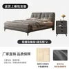 Cama tapizada a cuadros en tono crema dormitorio principal lujo ligero tejido técnico cama doble moderna minimalista a ras de suelo tela cama de bodas
