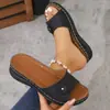 Sandalias de cuña para mujer, abiertas en la punta, sin cierres, listas para enviar a través de la frontera, con bordes cosidos, adornadas con delicados detalles florales y una sola tira