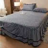 Saia de cama acolchoada de veludo cristal espesso com protetor de colchão de renda, capa simples antiderrapante à prova de poeira para colchão Simmons de veludo de leite