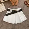Saia plissada estilo terninho para meninas estilosas, nova saia plissada de cintura alta emagrecedora para o verão de 2026, que cobre o quadril, saia curta doce e versátil