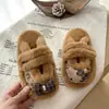 Zapatillas de diseño de nicho de moda con lazo de dibujos animados lindas 2026 Otoño/Invierno nuevas zapatillas de felpa para niñas zapatillas de algodón