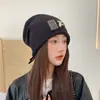Gorro de punto para otoño e invierno, moderno y cálido, con bordes enrollados y letras, sombrero a prueba de frío para mujer con cordón y protección para las orejas, hace que la cara se vea más pequeña