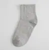 Calcetines elásticos de color liso con diseño simple y limpio, disponibles en negro, blanco y gris, con opciones de longitud corta, media y larga, suministro directo de fábrica para compras al por mayor