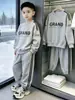 Elegante Conjunto Otoñal de Dos Piezas para Niños Medianos y Mayores 2026 Nuevo Estilo Conjunto de Sudadera con Estampado de Letras y Pantalones Jogger con Puños Acanalados para Niños