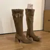 Botas compridas femininas estilo francês, bico quadrado suave, 2026, com saltos grossos, camurça e detalhe de laço, cano justo, botas da moda para outono e inverno