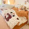 Juego de ropa de cama de cuatro piezas de terciopelo de leche de doble cara con dibujos animados, funda de edredón gruesa de invierno de franela y vellón de coral, y juego de sábanas de franela de tres piezas