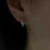 Brincos de argola pequenos estilo coreano com aro parcial cravejados de diamantes, zircônia cúbica na cor prata, delicados e luxuosos, adequados para uso diário e para o trabalho, atacado para mulheres