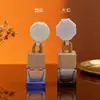 Venta al por mayor del fabricante 8ML botellas vacías cuadradas con tapa de colores, disponibles en todos los colores, botellas de vidrio para colgar en el coche, botellas de perfume de colores