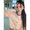 Cardigã curto de tricô listrado cor de damasco estilo coreano de Zeng Xiaoxian combinado com um top de camisola para mulheres, um look estiloso para o início do outono