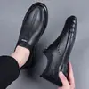 Zapatos casuales de cuero para primavera y otoño, cuero suave ligero para hombre, suela suave, zapatos slip-on transpirables para hombre de negocios, suela suave y parte superior suave, zapatos de papá