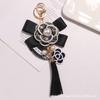 Nuevo llavero colgante de Camelia de Perlas estilo Chanel, borla linda, colgante pequeño, decoración creativa para bolsa de audífonos