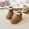 Botas de algodón para niñas, nuevo estilo de invierno 2026, botas de nieve cálidas forradas de forro polar para niños, botas cortas suaves de algodón antideslizantes para niñas pequeñas