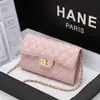 Bolso pequeño cuadrado acolchado de estilo europeo y americano de lujo ligero para mujer, nuevo modelo 2026, bolso de hombro y bandolera inspirado en Chanel, bolso de cadena simple y de moda