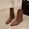 Botas de Cano Curto com Salto Bloco e Bico Fino Estilo Francês para Mulheres 2026 Novo Verão Corte em V Rebite Botas Western Cowboy Vintage