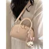 Bolsa de boliche rosa claro estilo doce para mulheres, nova bolsa de mão texturizada de nicho para o verão de 2026, bolsa de corrente para o trabalho