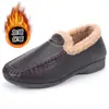Zapatos de algodón forrados de felpa para invierno, nuevo estilo 2026, diseño sin cordones, mocasines de suela suave engrosada, botas de algodón cálidas y cómodas para mujer