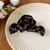 Presilha de cabelo plissada com poá em tecido estilo coreano, um acessório de nicho e sofisticado para criar penteados simples, uma presilha doce e versátil