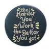 Serie de broches calientes con letras inglesas transfronterizas, broche moderno, texto inspirador exquisito, insignia de hojalata, pin decorativo para mochila