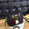 Bolso cuadrado pequeño bolso de mano para mujer bolso de hombro simple bolso de gran capacidad bolso bandolera de doble bola de pelo al por mayor transfronterizo