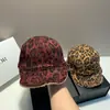 Nuevo Estilo Coreano Otoño e Invierno Estampado de Leopardo Lana de Cordero Reversible Sombrero de Equitación para Hombres y Mujeres, Moda Casual Simple Tendencia de Sombrero de Jinete