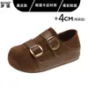 Sapatos femininos de couro com sola grossa, que aumentam a altura, totalmente fechados, estilo Birkenstock, nova coleção outono 2026, sapatilhas versáteis casuais com bico fechado