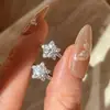 Puños de Oreja Versátiles Estilo Coreano con Estrella Completa de Pedrería para Mujer, Pendientes de Temperamento de Lujo Ligero con Acabado de Alta Gama, Accesorios Creativos de Estrella de Cinco Puntas para Oreja de Nicho, Modernos