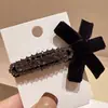 Otoño e invierno 2023 nuevo de alta calidad lujo ligero negro estilo Chanel lazo de terciopelo clip pinza de pico de pato con diamantes de imitación gris